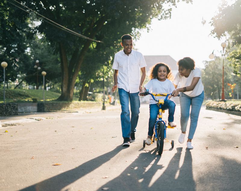 Família feliz com saúde protegida pela Leripe